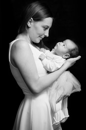 Любовь всей моей жизни! / Мама держит на руках любимую доченьку.Черно-белое фото.