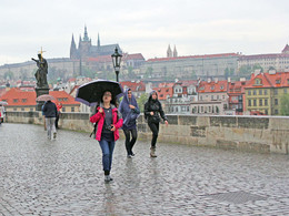 в Праге. / на Карловом мосту в Праге-май 2015