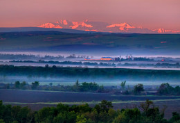 Только-только солнце встало / Карачаево-Черкесская республика. На заднем плане Кавказские горы.