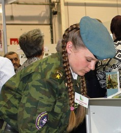 Девушка юнармейка. / Девушка-школьница из военно-патриотического клуба выступает на форуме общественности Новосибирской области с показательными выступлениями по сборке автомата.