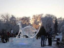 Свет клином не сошелся / Зимний день, солнце освещает снежную скульптуру с подсветкой.