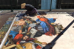 Уличный художник / Судя по всему, художник рисует классический сюжет-Христос изгоняет торговцев из Храма...