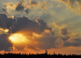 Свет клином не сошелся / Солнце раздвигает лучами облака...