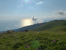 Свет клином не сошелся / Вид с горы Мамдзышка в Абхазии на Чёрное море.