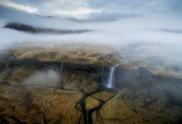 Над облаками / Водопад Сильяналандфосс одно из пятизвездочных мест для посещения в Исландии. Но в это утро внизу у водопада было сумрачно и хмуро. И только поднявшись над облаками я увидел, что есть надежда на светлый и солнечный день.