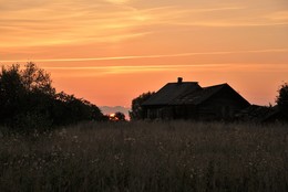 "Гаснут красные крылья заката..." / "Знаю, выйдешь к вечеру за кольцо дорог,
Сядем в копны свежие под соседний стог.
Зацелую допьяна, изомну, как цвет,
Хмельному от радости пересуду нет ..."
С.Есенин