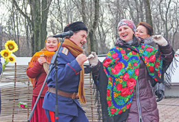 Масленица гуляла! / [img]http://rasfokus.ru/upload/comments/a761a11989a7789201b74177bc6e9cd5.jpg[/img][img]http://rasfokus.ru/upload/comments/8b552195603b2cc29b6139d4e1d9b44a.jpg[/img][img]http://rasfokus.ru/upload/comments/b76a4f4631b4d19640008a6da5a052ac.jpg[/img]Весело гуляла Масленица в парках гРостова-на Дону.