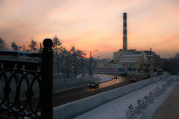 старая фабрика / Казалось, каждый раз одно и то же,
Но каждый раз иной Закат...
Порой стрелою Солнце опустилось,
Порою медленно, минуя сто преград...