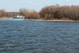 Корабли пропускай над собой, смотри в облака. / Набережная р.Сож, г. Гомеля, Беларусь
