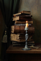 Свеча и книги / Классический натюрморт со старинными книгами