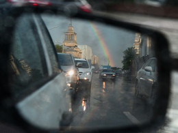 Сквозь стекло / После дождя радуга в зеркало заднего вида сквозь боковое стекло на городских улицах