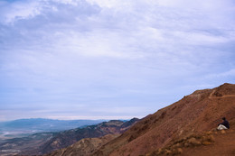 Есть о чём призадуматься... / Площадка обзора Долины Смерти на высоте более 1,600 метров с красивым названием Dante's View.
Зимой очень холодно и ветренно. Но желающие помедитировать нашлись.
То, что видно с этой и других точек обзора, выложу обязательно.