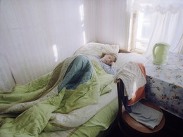Анна спит утром в Овсянниково с чайником летом 2014 / Анна спит утром в Овсянниково с чайником летом 2014