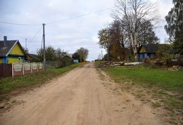 Второстепенная дорога / Маленькая деревушка в 17 км от Минска, скромно живущая своей жизнью.