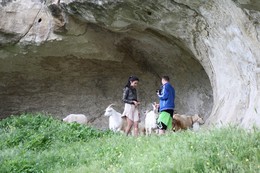 Пастушка и фотограф / В районе пещерного города Чуфут-кале.