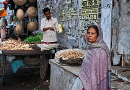 Тоска в серо-лиловом / На рынке Гвалиора. Индия.