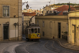 Трамвай в Лиссабоне / Трамвай на узких улочках Лиссабона
