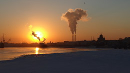 Нева, закат, холодный ветер.... / Целый день я сегодня бродил по знакомым местам,
Удивляясь тому, что их вижу как будто впервые.
Чуть вздыхала Нева, поднимаясь к горбатым мостам,
Вдоль проспектов цепочкой бежали огни золотые.
/Всеволод Рождественский/