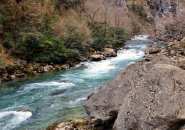 Река Гега / Своё начало Гега берёт на северо-восточном склоне хребта Тепе-Баши на высоте 2420 метром над уровнем моря.