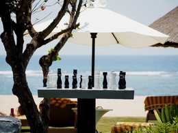 Играть в шахматы на Бали / &quot;Сыграй в меня&quot;. Атмосфера кэрроловской Алисы на пляже Нуса-Дуа, Бали.