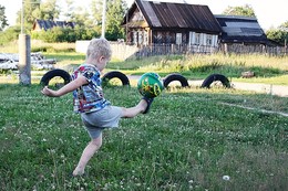 Активная пятница / Приятное развлечение с мячом на деревенской лужайке.