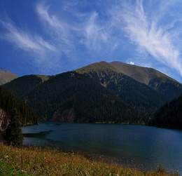 &nbsp; / Второе Кольсайское озеро – самое живописное из Кольсайский озер, расположенное на высоте 2252м над уровнем моря. Максимальная глубина его составляет 50м. На зеленых берегах произрастают тянь-шаньские ели, многочисленные альпийские цветы, в том числе и эдельвейсы. Кольсайские озера называют &quot;жемчужиной Северного Тянь-Шаня&quot;.