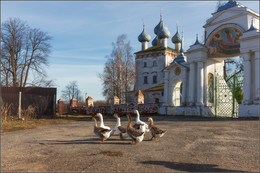 Семеро у ворот / Россия. Владимирская обл. Село Большие Всегодичи.
Ворота в церковный дворик на самом деле &quot;падаюшие&quot; - наклон достаточно большой. На заднем плане церковь Успения Пресвятой Богородицы

апрель 2017