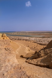 В Ливийской пустыне... / Захватывающий вид, запечатленный с вершины скал, затерянных в песках Ливийской пустыни (الصحراء الليبية), рядом с оазисом Эль Файюм (الفيوم).
Водная гладь вдалеке - берег огромного озера.
Видеть все это своими глазами, и фотографировать в подобных местах - ни с чем не сравнимое удовольствие. 
Египет, март 2017.