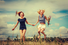 Радость вверх! / Девушки в поле, весенним днём.