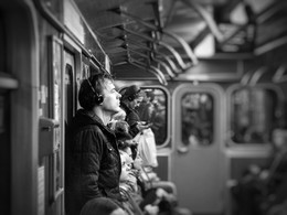 ушел в себя / Метрополитен - удивительное место! Эти лица , на них столько : усталости , мудрости, глупости , наивности , ненависти , злости , грусти ,печали, радости. Эмоции которые можно уловить лишь в маленький момент , когда человек" зарывается "в свои мысли и забывает про окружающих...