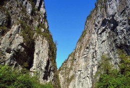 Каменный мешок / &quot;Каменный мешок&quot; - самый живописный и величественный участок Юпшарского ущелья Абхазии. Юпшарский каньон начинается после поворота на Гегский водопад по дороге на озеро Рица (между Голубым озером и озером Рица); это вытянутое ущелье протяженностью около 8 километров, по дну которого протекает речка Юпшара, берущая начало в озере Рица. &quot;Каменный мешок&quot; или &quot;Юпшарские ворота&quot; - это самое узкое место Юпшарского ущелья, здесь две отвесные скалы высотой порядка 500 метров, поросшие зелеными и красноватыми мхами, практически сходятся, расстояние между ними составляет около 20 метров.