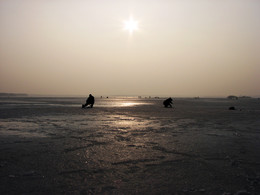 Мужчина и женщина / Зимняя рыбалка на закате