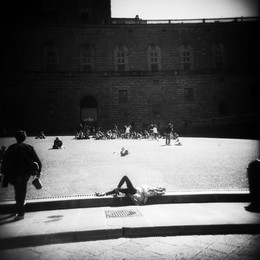 Тетушка лежит на Piazza Pitti весной / Тетушка лежит на Piazza Pitti весной