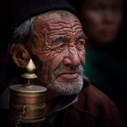 Вечная молитва… / Тибетцы, очень верующие люди… Создаётся впечатление что они не расстаются со своими молитвенными барабанами, передают их из поколения в поколение, продолжая вечную молитву…