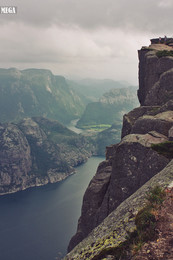 Норвегия. Кафедра проповедника / Preikestolen
Lysefjord
Потрясающей красоты место, конечно. 
Но я прокляла всё на свете, пошла добралась туда)