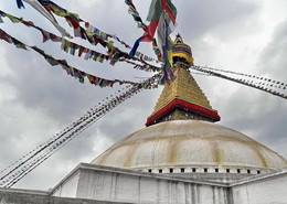 Боднатх / Буддийский храмовый комплекс на северо-востоке Катманду в Непале, расположенный в одноимённом районе города. Боднатх считается основным центром тибетского буддизма в Непале. Ступа построена в VI веке, и часто упоминается в исторических документах. Через Боднатх лежал путь из Тибета в Индию, и здесь останавливались многие паломники.

Ступа представляет собой пространственную мандалу, основание символизирует землю, полусферический свод — воду, шпиль из 13 ступенек (по числу шагов к Нирване) — огонь, зонтик — воздух, а венчающий всё бельведер — небо.