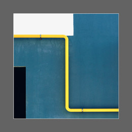 &nbsp; / желтая газовая труба и голубая стена с фрагментами белого и черного