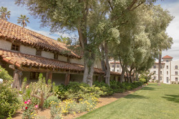 Santa Clara / Университет в городе Санта Клара (США) На его территории располагается старинный монастырь испанских миссионеров которому не меньше 200 лет.
