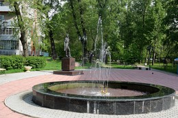 На Пушкинской аллее / Абакан. Аллея Пушкина протяжённостью около 400 метров. https://cloud.mail.ru/public/K2ky/w6pe8tQZh