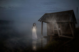 Инсомния. / Девушка -призрак со свечой, скользящая над гладью озера. По мотивам поморских легенд.