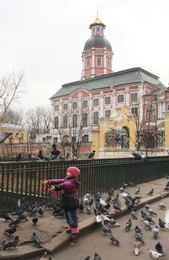 Трудовые будни / С ранних лет начинается приучение детей к необходимости методичного исполнения каких либо манипуляций, именуемых в дальнейшем трудом. Для детей это могут быть обязанности по уходу за младшими членами семьи, помощь на бытовом уровне родителям, старикам, полив цветов, уборка посуды, наведение порядка в комнате. Эта девочка ходит каждый день на прогулку ,где кормит голубей.