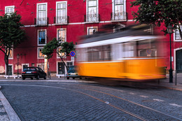 Традиционный Лиссабонский трамвай на рассвете / Традиционный Лиссабонский трамвай на улице старого города на рассвете, май 2017