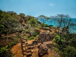 Старые стены форта &quot;Cabo-de-ramo&quot;. / Гоа, Индия.
