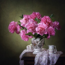 Натюрморт с розовыми пионами / классический цветочный натюрморт