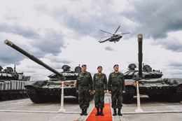 Министр летит / Торжественное принятие на вооружение танков Т-72Б3. Прибытие Министра МО на вертолете. Беларусь, Брестская область, 2017