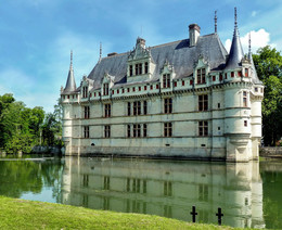 Замок Азей-ле-Ридо (Chateau d'Azay-le-Rideau) / Замок Азей-ле-Ридо (Chateau d'Azay-le-Rideau)
О замке
Главный алмаз в ожерелье замков Луары, самый сказочный замок, замок, который забыть невозможно. Азей-Ле-Ридо уютно расположился в излучине реки Эндр. Окруженный английским парком, построенный на воде Азей-ле-Ридо напоминает о тех безвозвратно ушедших временах королей и сюзеренов. Он кажется каким-то невероятно красивым, небесным, созданным где-то свыше. Замок окружен рвом с водой, его белоснежные стены и серые крыши с множеством башен и башенок отражаются в водах Эндра, создавая идиллическую картинку собственность Французской республики замок перешел в 1905 году. После этого началась процедура его восстановления. Здесь был создан музей Ренессанса. В замке находится огромное количество гобеленов, картин, утвари того времени. Особую ценность имеет коллекция гобеленов XVII века, в том числе четыре фламандских гобелена на библейские сюжеты Замок является народным достоянием Франции и охраняется ЮНЕСКО.