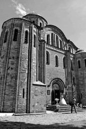 г.Овруч. Свято-Васильевский храм / Васильевская церковь — самый древний храм города Овруча, Житомирская область Украины. Входит в комплекс Свято-Васильевского женского монастыря (УПЦ МП), памятник архитектуры национального значения. Сооружена в 1190 году князем Рюриком Ростиславовичем[1]. Строительством руководил древнерусский зодчий Пётр Милонег, один из четырёх архитекторов домонгольского периода, чьи имена сохранила история. По архитектуре храм близок Софии Киевской. Во внешнем оформлении использованы киевские, смоленские и гродненские приёмы, создающие строгое и одновременно богатое убранство храма. В 1321 году Васильевская церковь в Овруче была почти полностью разрушена литовцами, восстановлена в 1907—1909 годах известным архитектором А. В. Щусевым. Росписи в церкви выполнил выдающийся живописец Блазнов, Александр Петрович. Также сохранились фрагменты древнерусских фресок. Рядом расположен женский Свято-Васильевский монастырь, построенный в псковском архитектурном стиле одновременно с реставрацией храма. В комплекс входит келийный корпус и колокольня.