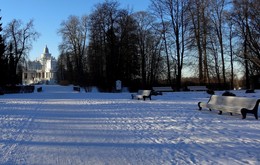 А зимним парком правит тишина... / А в зимнем парке нежится печаль,
Покой и сон,дремотное молчание,
А зимним парком правит тишина,
С зимой красавицей угрюмое венчание.
/Эдуард Мижаков/