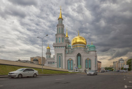Московская соборная мечеть / Московская соборная мечеть — главная мечеть Москвы, одна из крупнейших и высочайших мечетей в России и в Европе. Первое здание мечети было построено в 1904 году, в 2011 году оно было снесено для строительства здания по новому проекту, открытие состоялось 23 сентября 2015 года.