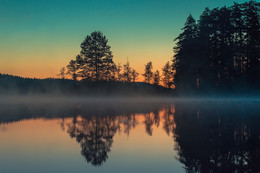 Туманный рассвет. / Туманный рассвет на озере в лесу.